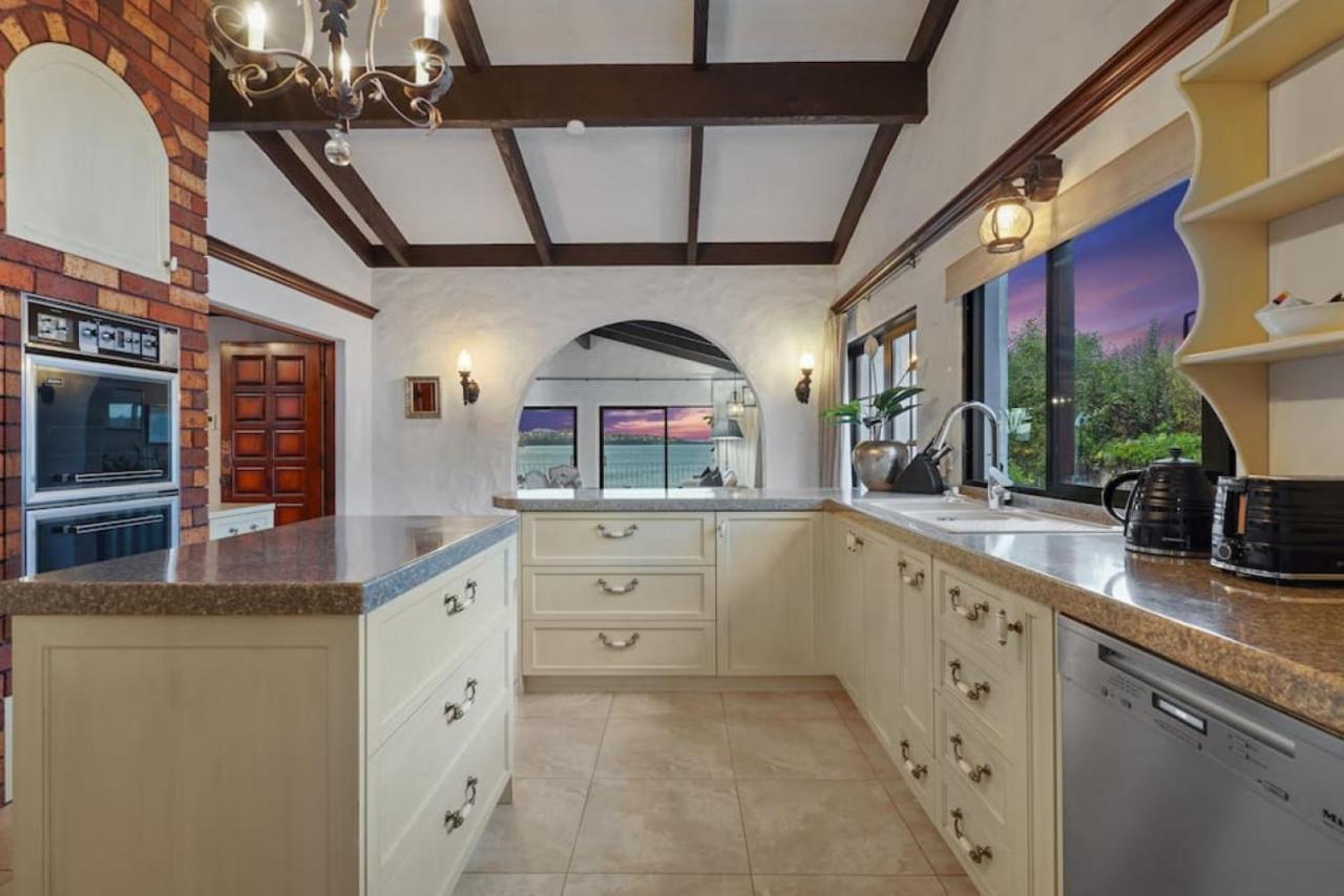 Magnificent Beachfront Mansion - Pool - Fireplace Оукланд Екстериор снимка